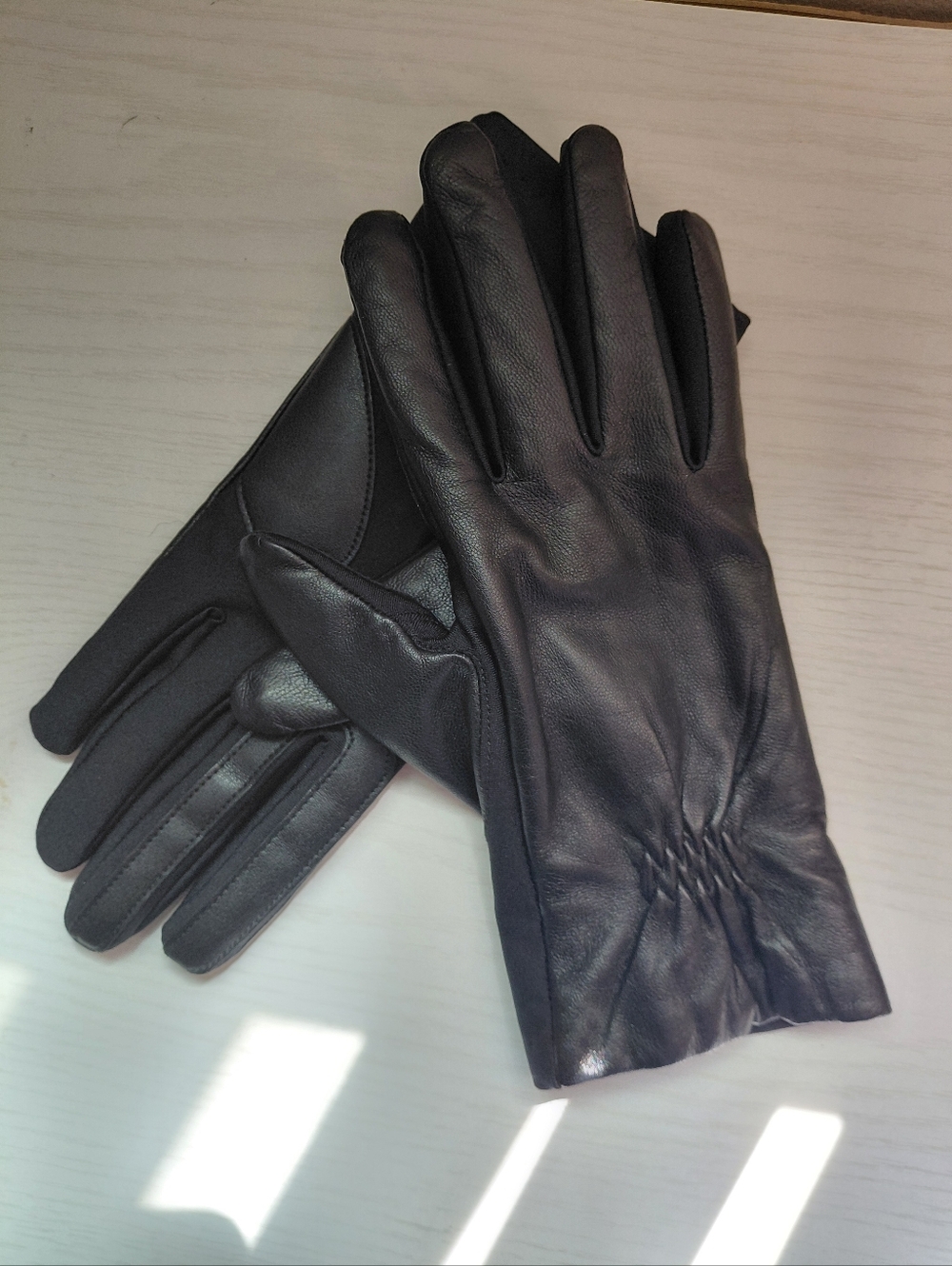 Isotoner Women's Gloves (M)